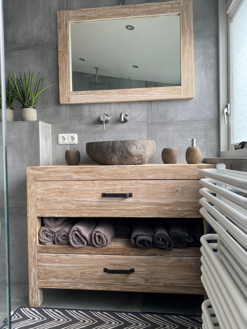 FotoTijdloze teak meubels voor de badkamer
